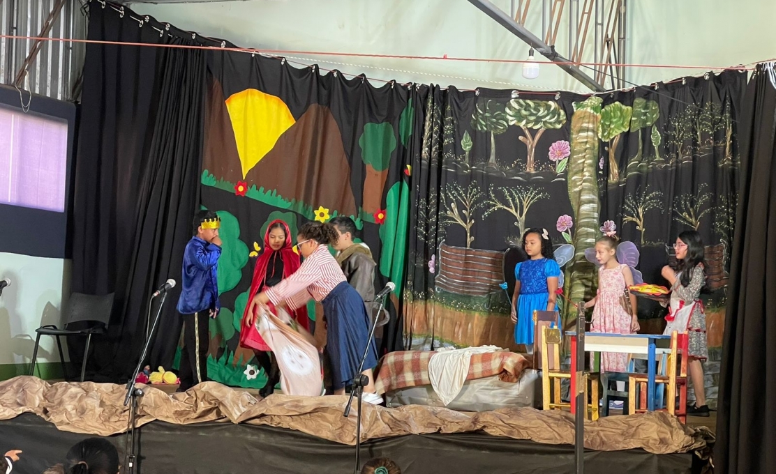 Grupo de Artes cênicas de Guaporema realiza apresentações teatrais para comunidade escolar.