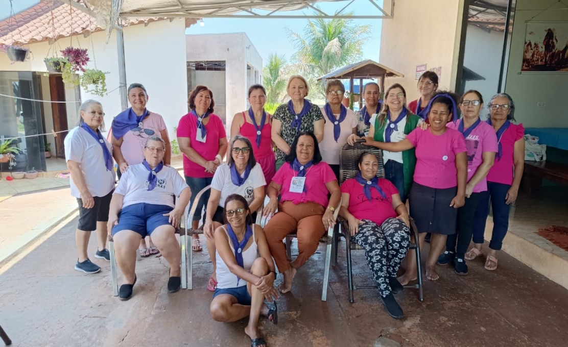 Mulheres do Curso Mulher Atual realizam plantio de árvores próximo a nascentes de água.