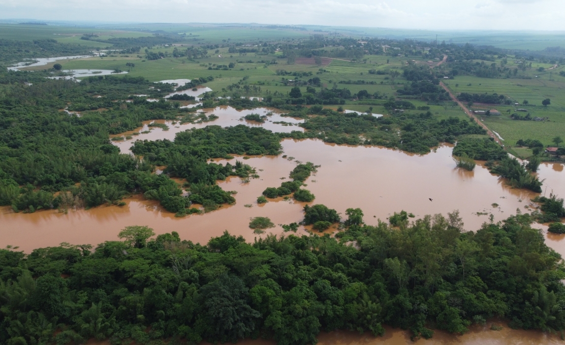 Com grande volume de chuvas, Rio Ivaí sobe 13 metros e defesa civil do município em alerta.