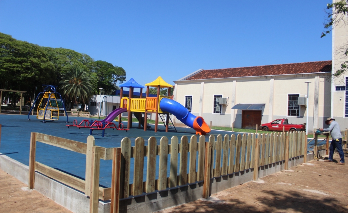 Começou a ser instalada o cercado do novo parquinho da praça Antônio Barranco Garcia!