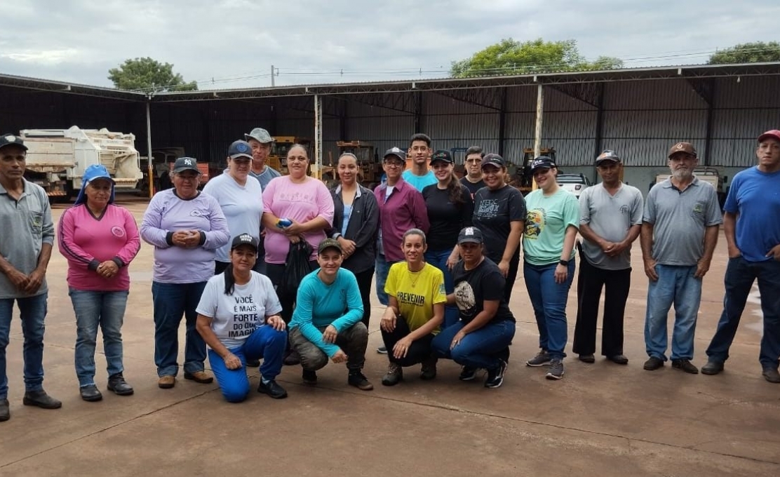 Mutirão contra dengue recolhe toneladas de lixo na área urbana e vila rural do município.