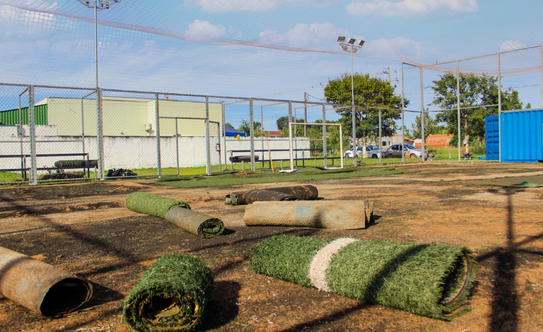 Prefeitura inicia troca da grama sintética da quadra esportiva do Jardim Canaã