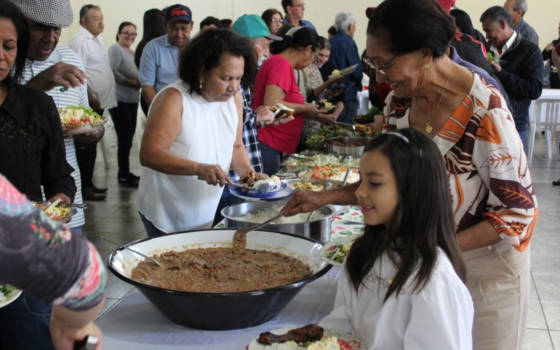 Prefeitura promove almoço de confraternização em alusão a Semana do Idoso.