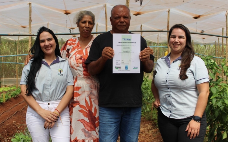 Produtor rural de Guaporema recebe certificação do programa Paraná Mais Orgânico.