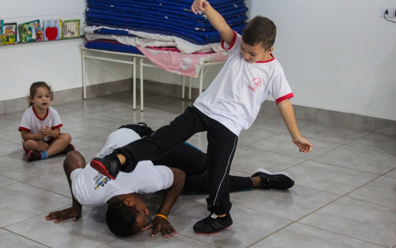 Aulas de capoeira estimulam desenvolvimento infantil no CEMEI Pequeno Príncipe