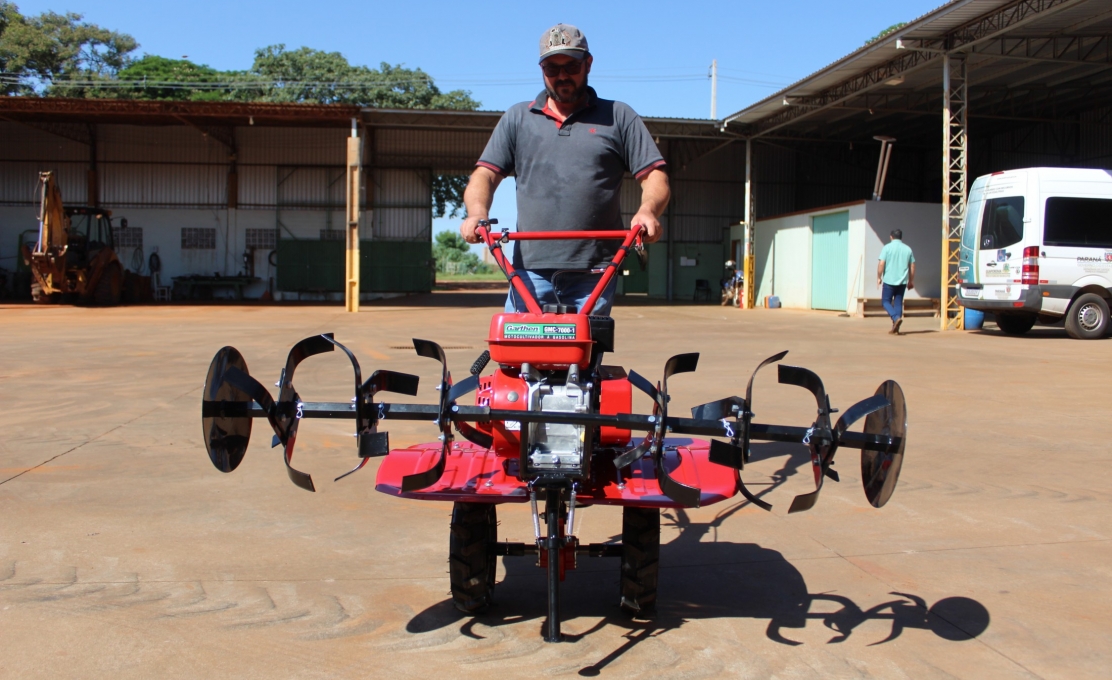 Prefeitura Entrega Insumos e Equipamentos agrícolas para pequenos agricultores.