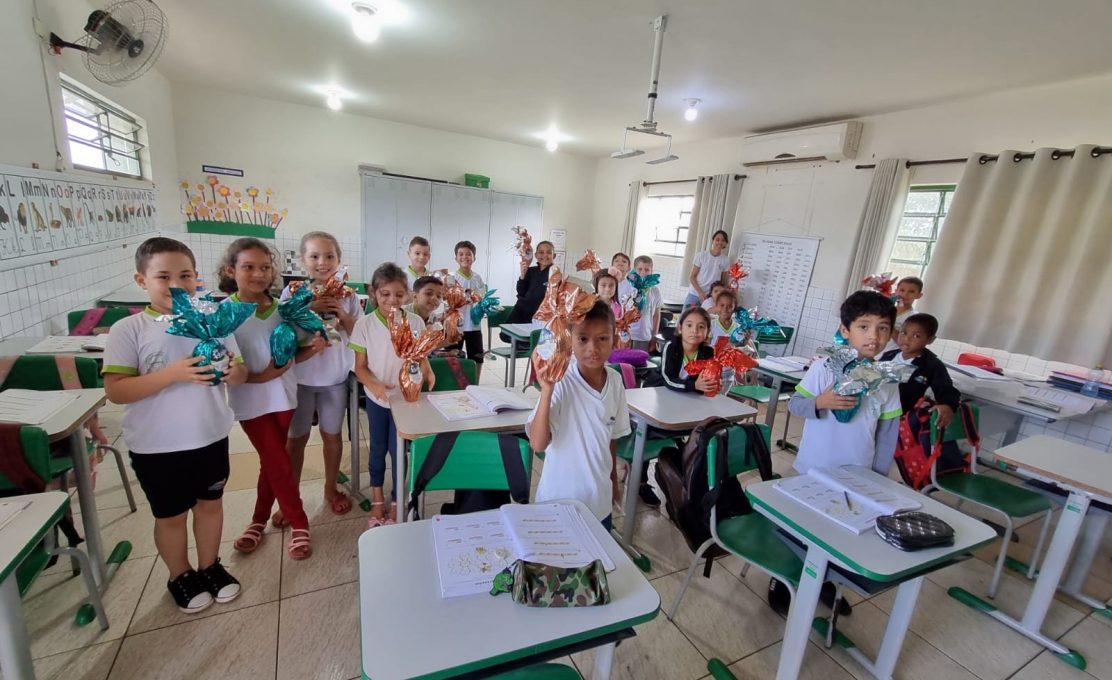 Entrega de Ovos de Pascoa para alunos das escolas municipais