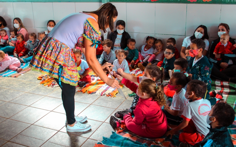 Secretaria da Educação realiza Contação de História no CMEI.