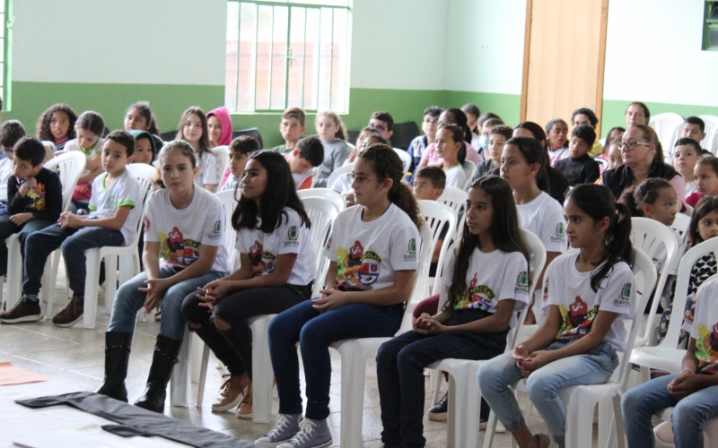 Alunos de Guaporema participam de formatura do Proerd.