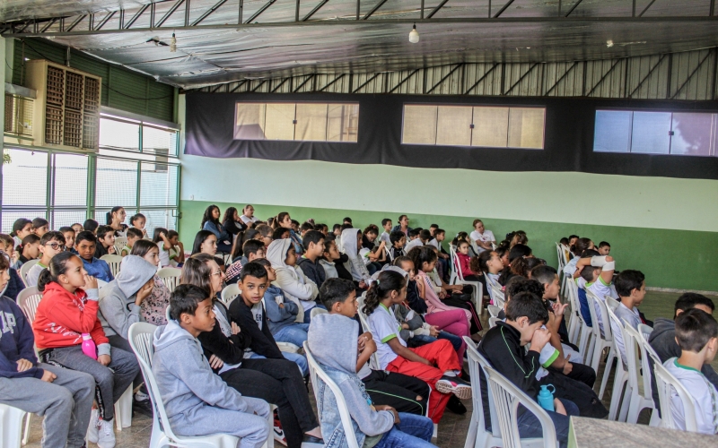 Bullying e Cyberbullying: palestra reúne crianças e adolescentes para discutir o assunto.