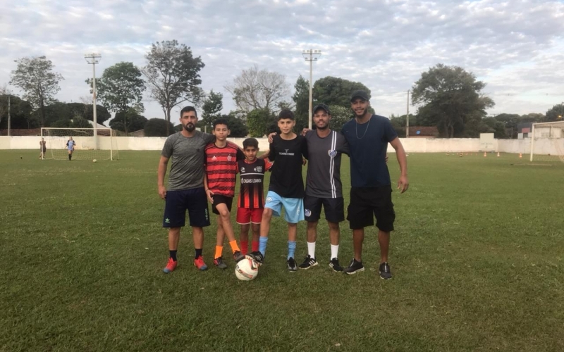 Alunos da escolinha municipal de futebol são aprovados na peneira do Flamengo.