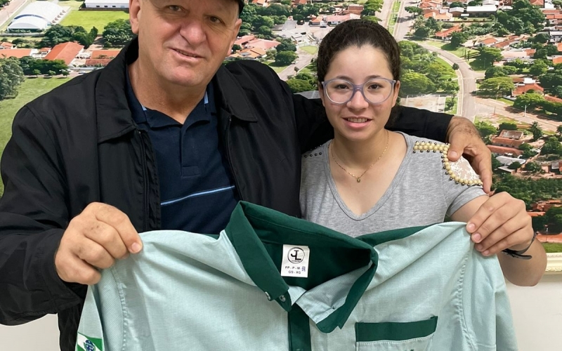 Prefeito Beto Castiglioni recebe visita da atleta Multicampeã do Laço Cumprido Izabela Medeiros!