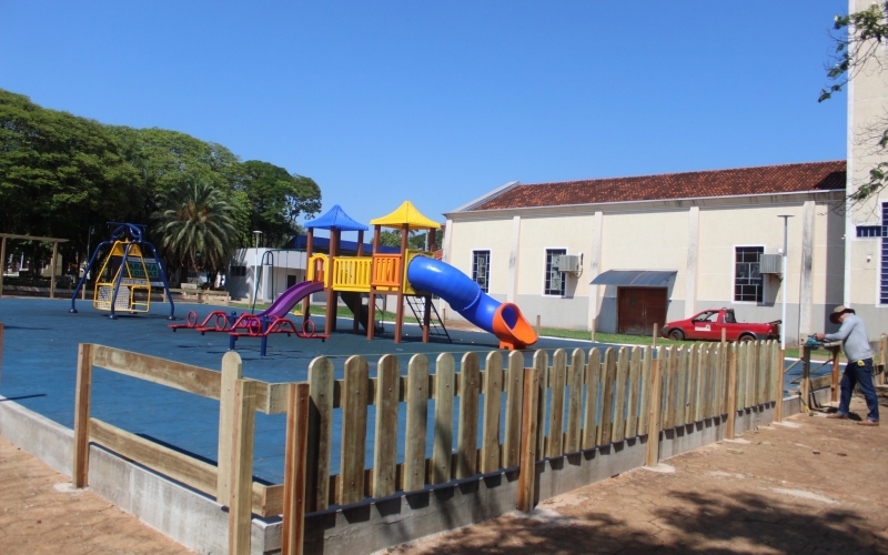 Começou a ser instalada o cercado do novo parquinho da praça Antônio Barranco Garcia!