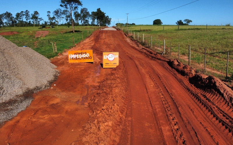 Infraestrutura em Movimento: Começa Nova Etapa de Pavimentação Asfáltica na Estrada Santa Luzia.