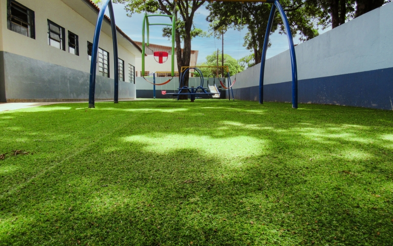 Prefeitura instala grama sintética em parquinho infantil do CMEI Pequeno Príncipe