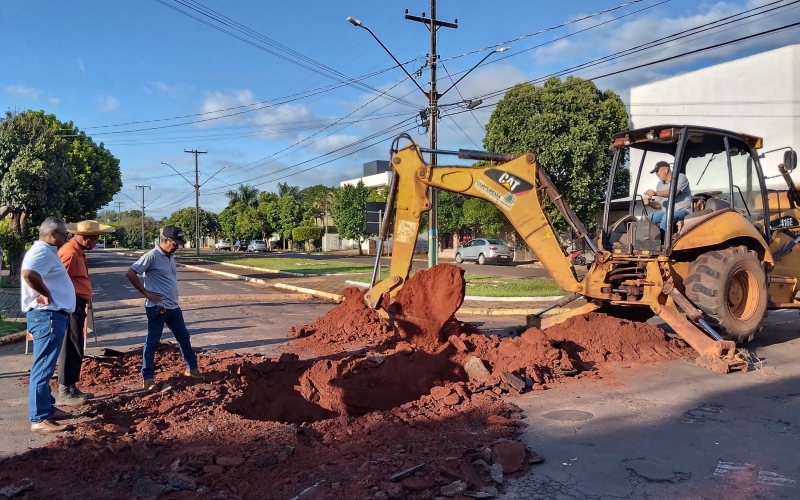 Prefeitura inicia obra para tapar buraco aberto pela chuva na avenida Padre Evaldo.