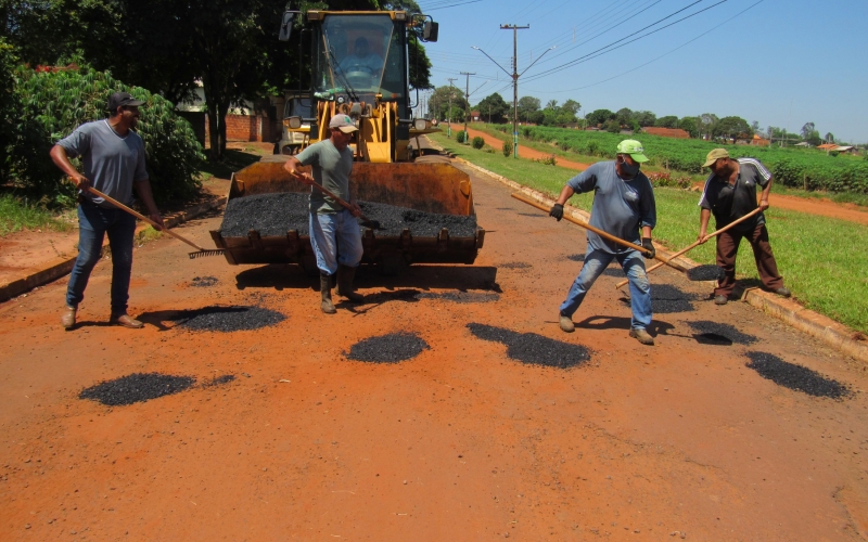 Prefeitura inicia operação tapa buraco em ruas do Município.