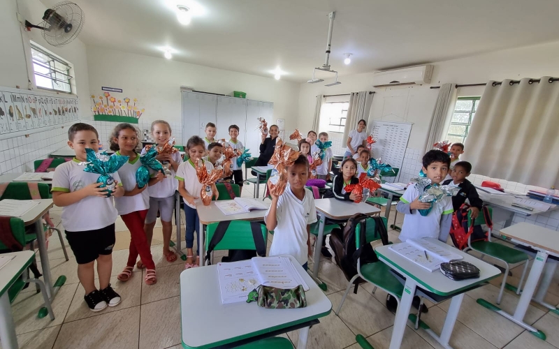 Entrega de Ovos de Pascoa para alunos das escolas municipais